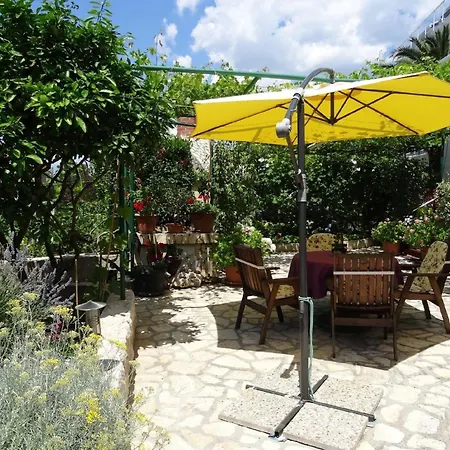 In Mit Grosser Terrasse